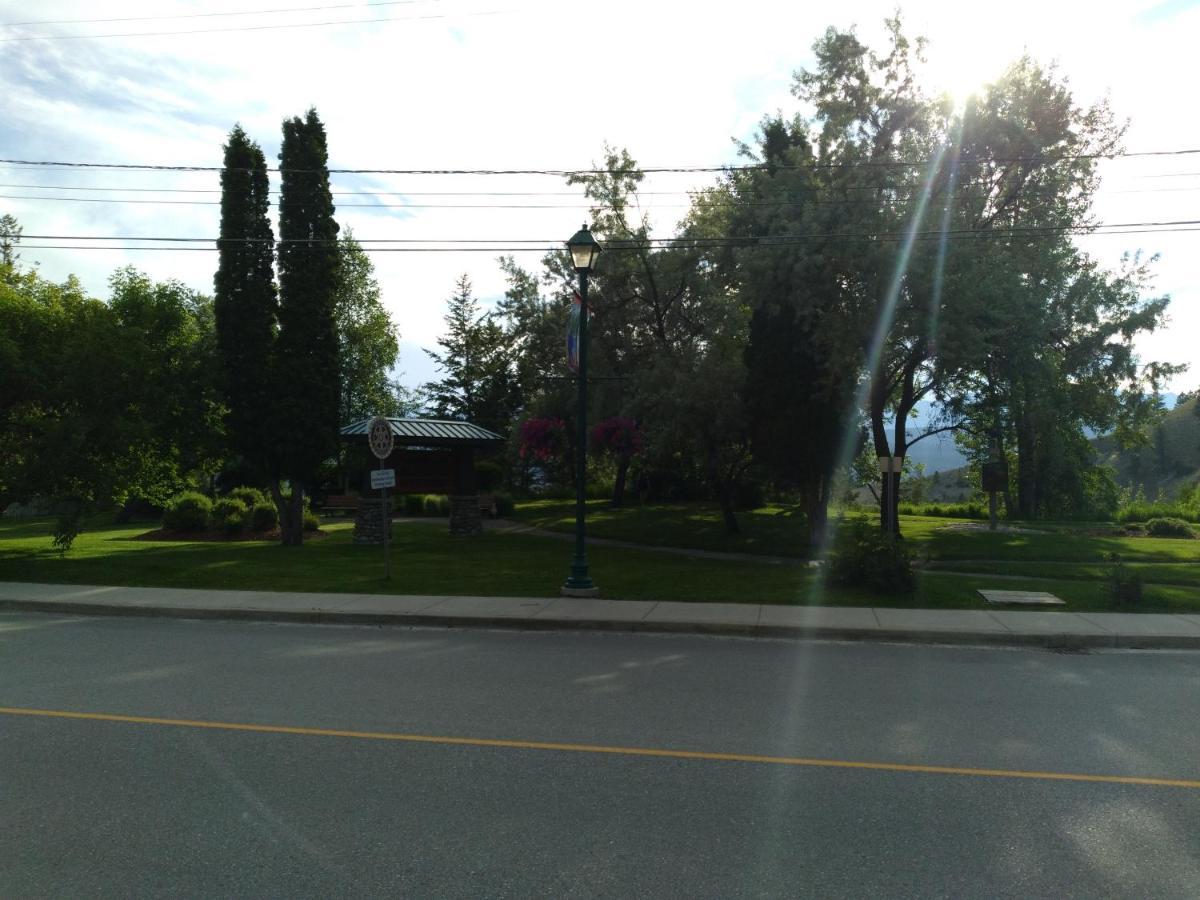 Appletree Inn Radium Hot Springs Exteriér fotografie